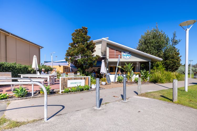The Dunes, 5/38 Marine Dr – pool, tennis court, Wi-Fi