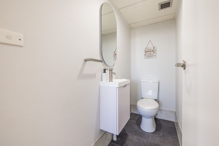 The Commodore, 5/9-11 Donald St – water views, air con, WiFi