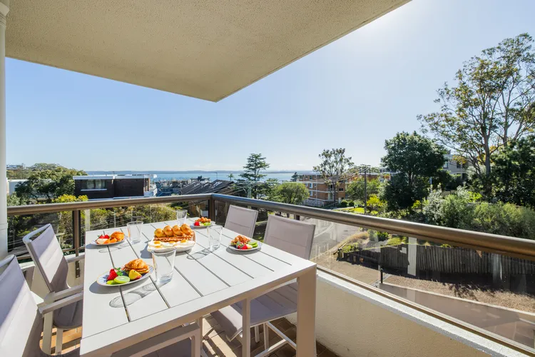 The Commodore, 5/9-11 Donald St – water views, air con, WiFi