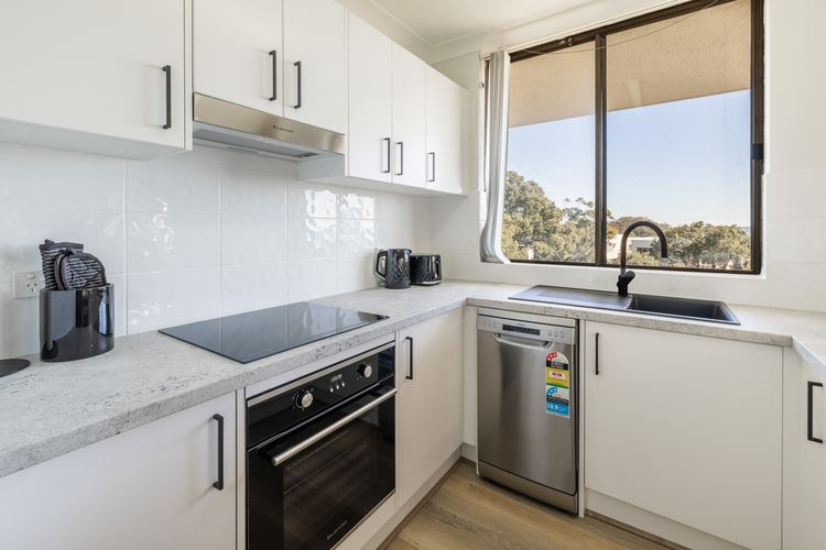 The Commodore, 5/9-11 Donald St – water views, air con, WiFi