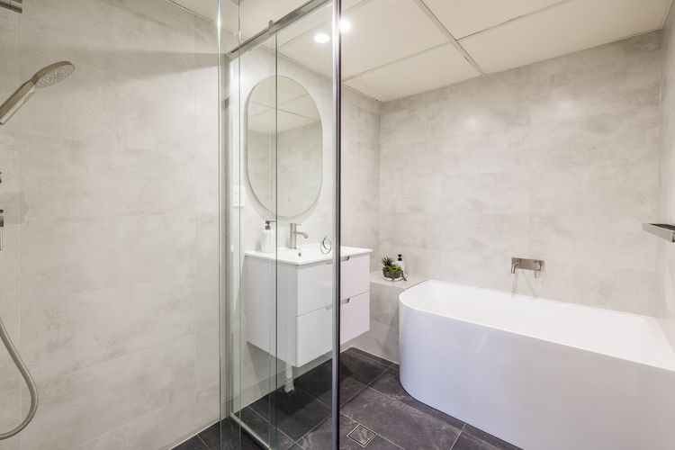 The Commodore, 5/9-11 Donald St – water views, air con, WiFi