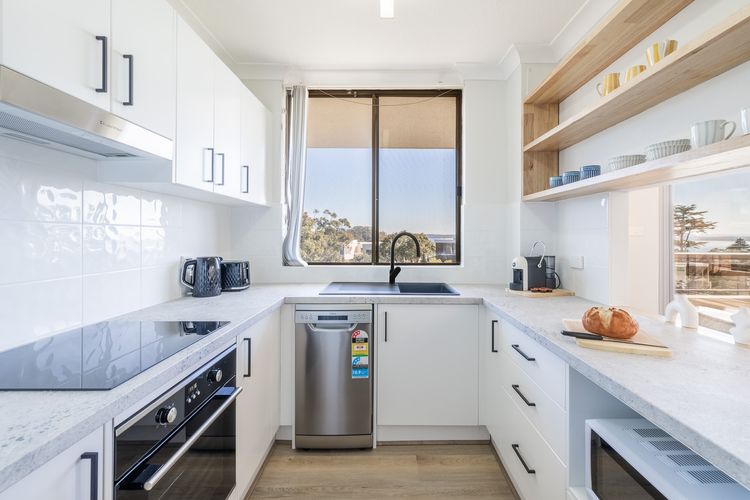 The Commodore, 5/9-11 Donald St – water views, air con, WiFi