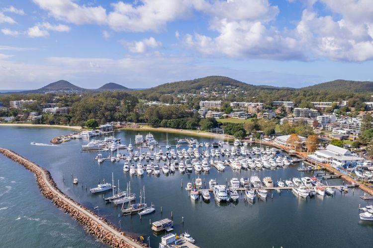 The Commodore, 5/9-11 Donald St – water views, air con, WiFi