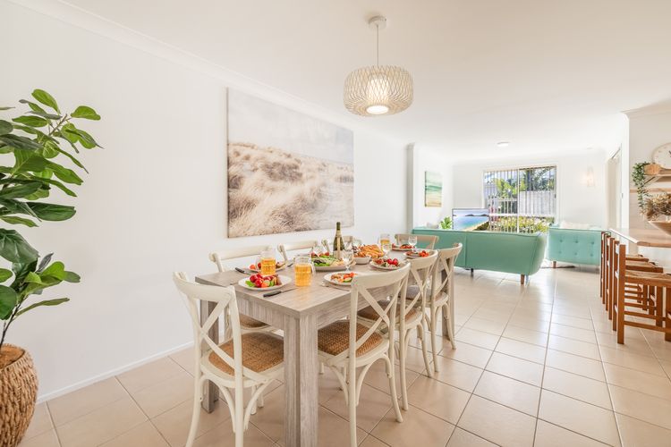 Felicita on Fitzroy, 2/14 Fitzroy St – Wi-Fi , Air Con , 250 metres to the waters edge