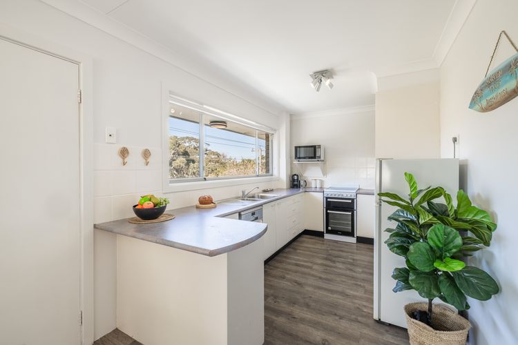 Sunset Shores 1 Surf Air , 24 Marine Dr – air con , Wi-Fi, across to the beach