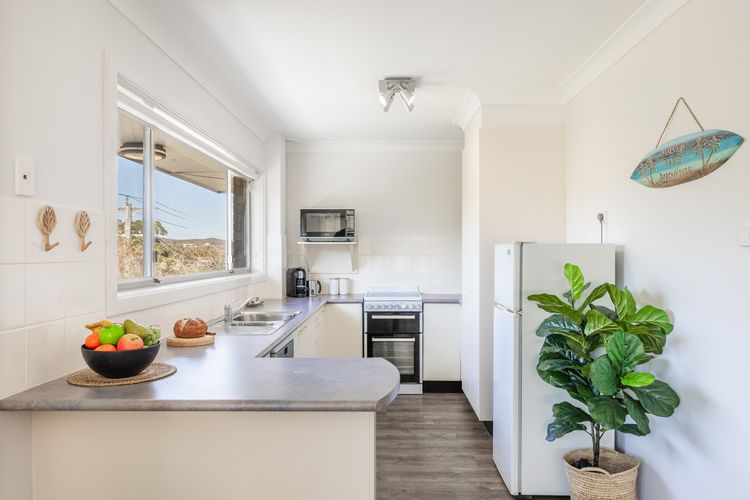 Sunset Shores 1 Surf Air , 24 Marine Dr – air con , Wi-Fi, across to the beach