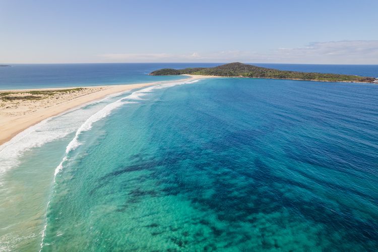 Sunset Shores 1 Surf Air , 24 Marine Dr – air con , Wi-Fi, across to the beach