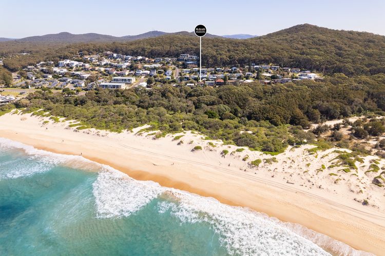 Sunset Shores 1 Surf Air , 24 Marine Dr – air con , Wi-Fi, across to the beach