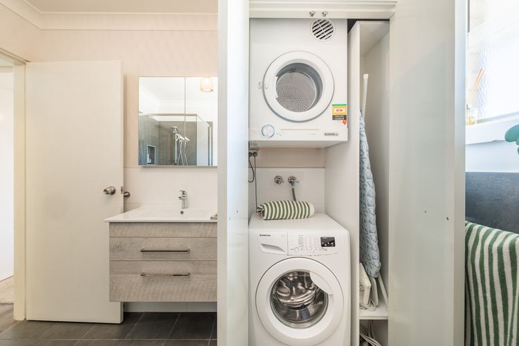 Sunset Shores 1 Surf Air , 24 Marine Dr – air con , Wi-Fi, across to the beach