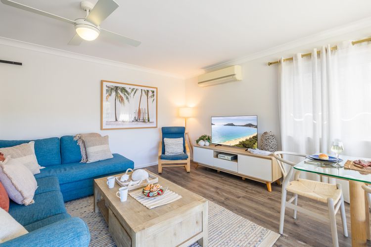 Sunset Shores 1 Surf Air , 24 Marine Dr – air con , Wi-Fi, across to the beach