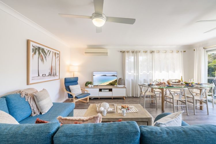 Sunset Shores 1 Surf Air , 24 Marine Dr – air con , Wi-Fi, across to the beach