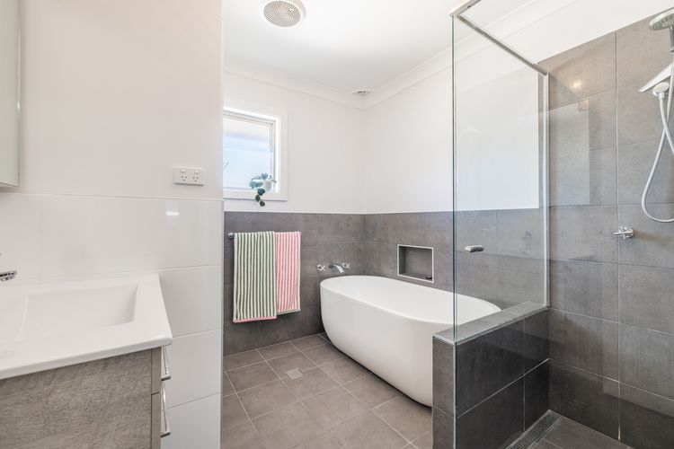 Sunset Shores 1 Surf Air , 24 Marine Dr – air con , Wi-Fi, across to the beach