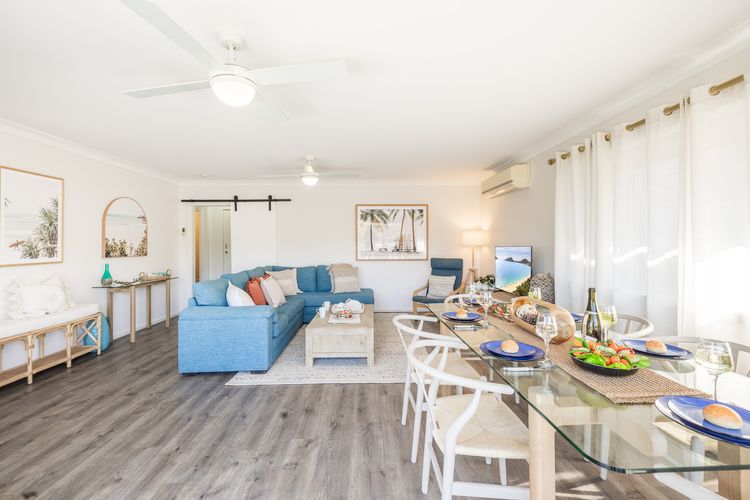 Sunset Shores 1 Surf Air , 24 Marine Dr – air con , Wi-Fi, across to the beach
