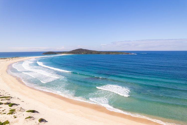 Sunset Shores 1 Surf Air , 24 Marine Dr – air con , Wi-Fi, across to the beach