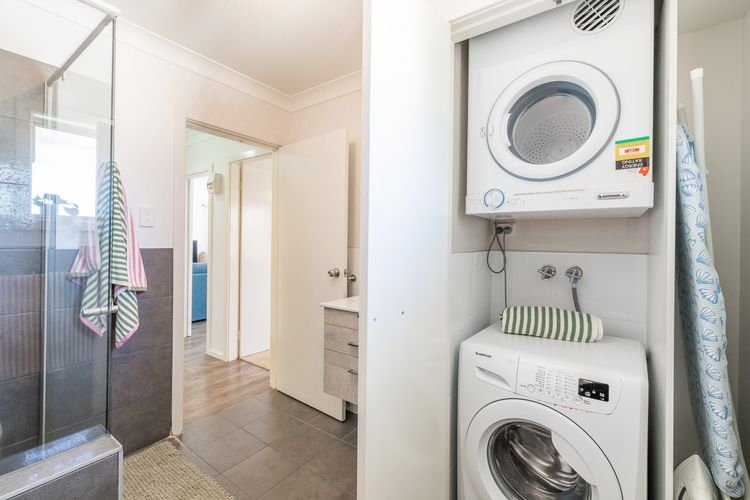 Sunset Shores 1 Surf Air , 24 Marine Dr – air con , Wi-Fi, across to the beach