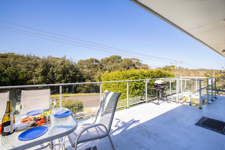 Sunset Shores 1 Surf Air , 24 Marine Dr – air con , Wi-Fi, across to the beach