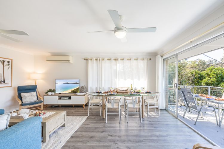 Sunset Shores 1 Surf Air , 24 Marine Dr – air con , Wi-Fi, across to the beach