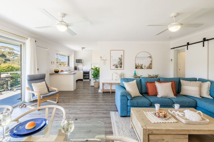 Sunset Shores 1 Surf Air , 24 Marine Dr – air con , Wi-Fi, across to the beach