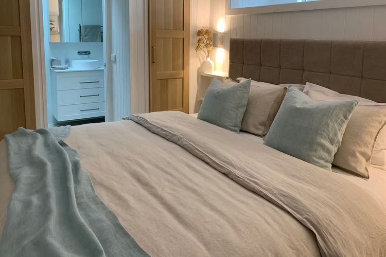 High Tide, 142 Sandy Point Rd – romantic getaway on the waterfront