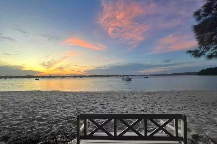 High Tide, 142 Sandy Point Rd – romantic getaway on the waterfront