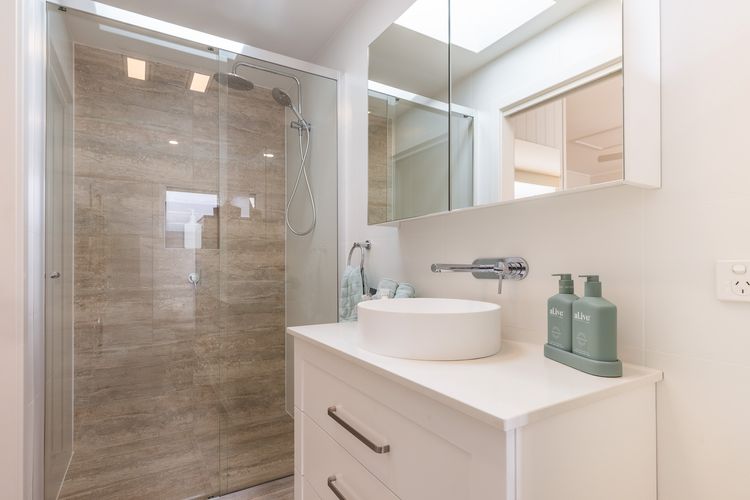 HighTide, 142 Sandy Point Rd – romantic getaway on the waterfront