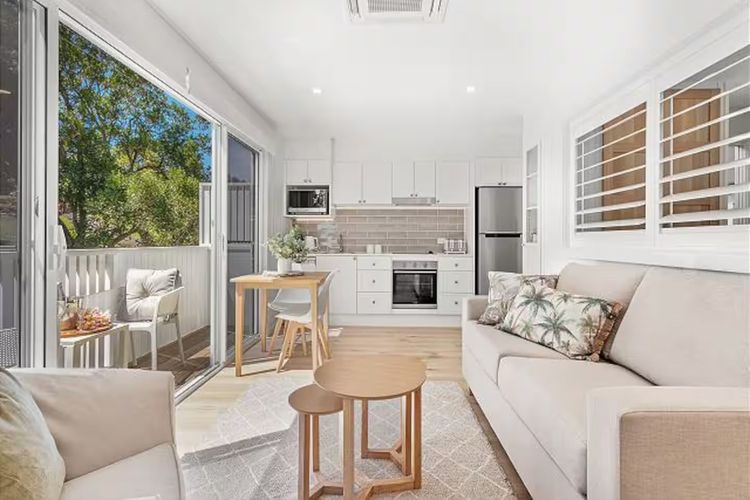 High Tide, 142 Sandy Point Rd – romantic getaway on the waterfront