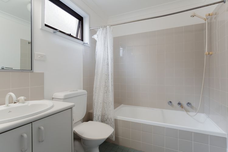 Carindale, 2/19-23 Dowling Street – First floor unit with air con, complex pool and tennis court