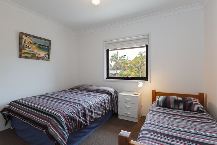 Carindale, 2/19-23 Dowling Street – First floor unit with air con, complex pool and tennis court