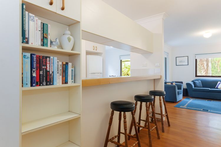 Carindale, 2/19-23 Dowling Street – First floor unit with air con, complex pool and tennis court