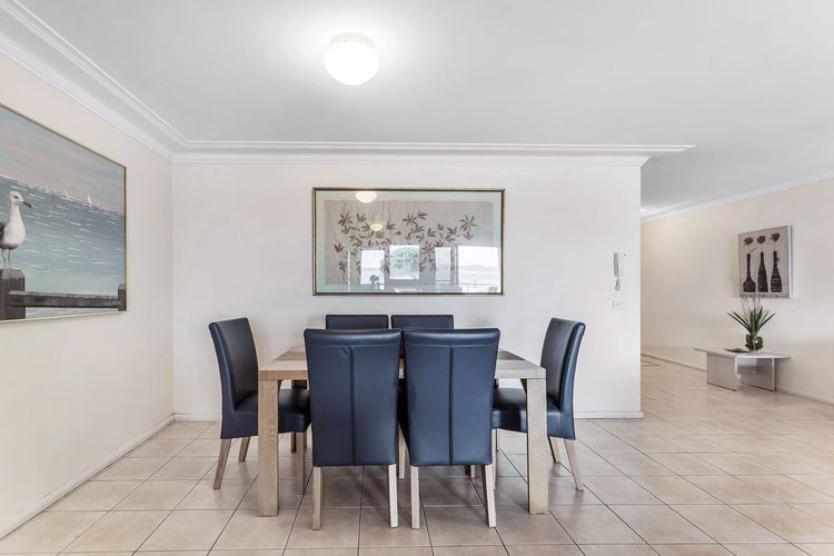 Florentine, 2/11 Columbia Cl – sensational waterviews & pool in complex