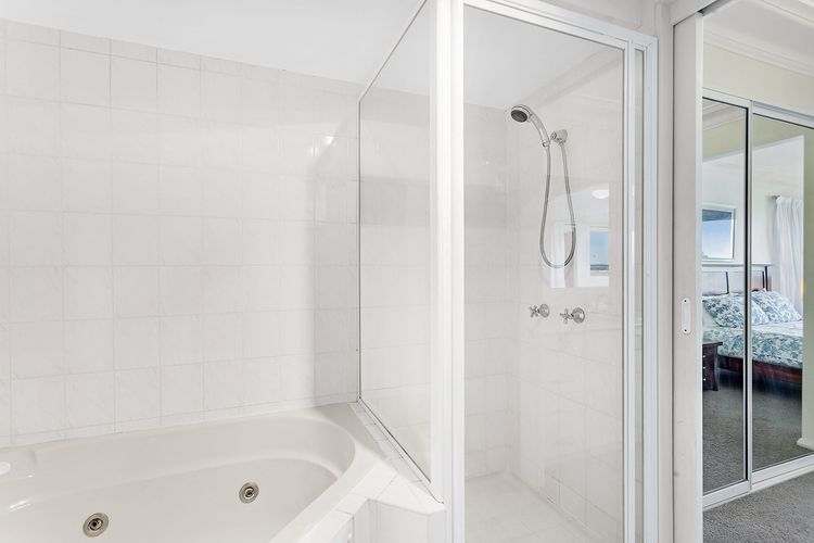 Florentine, 2/11 Columbia Cl – sensational waterviews & pool in complex