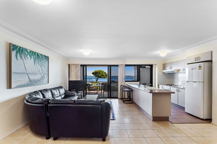 Florentine, 2/11 Columbia Cl – sensational waterviews & pool in complex