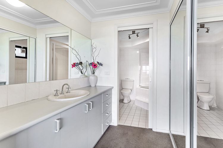 Florentine, 2/11 Columbia Cl – sensational waterviews & pool in complex