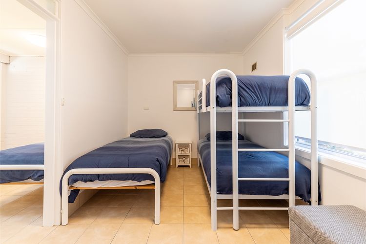 Hibiscus Court, 2/9 Government Road – fantastic air conditioned 3 bedroom unit with WIFI