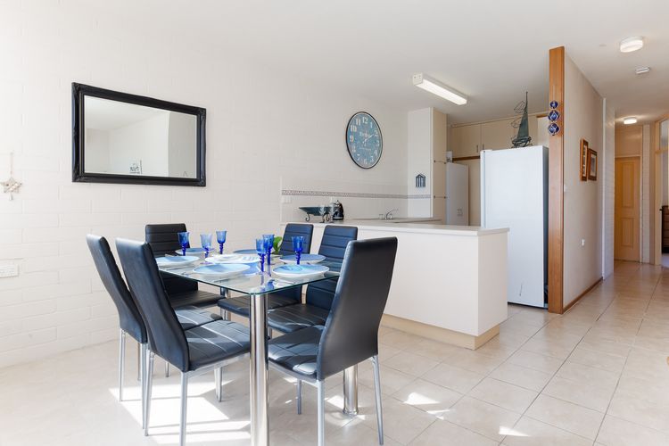 Little Hut, 1/20 Kurrawa Close – Spectacular Water Views, NBN & Air Conditioned