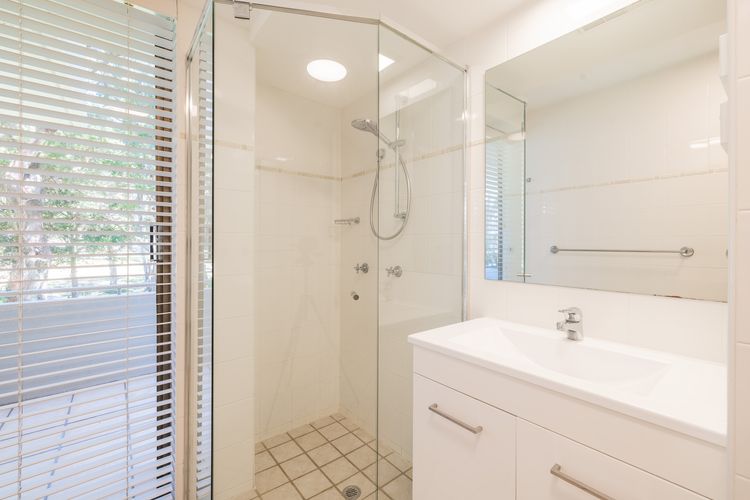 Mistral Court 2, 17 Mistral Close – little beach water views & WIFI