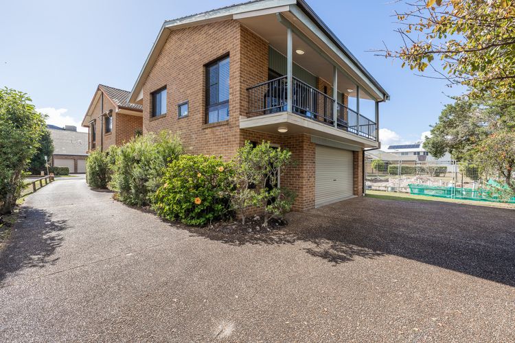 Plattens, 2/15 Kurrawa Close – great duplex so close to the water