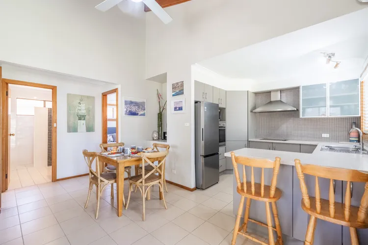 Plattens, 2/15 Kurrawa Close – great duplex so close to the water