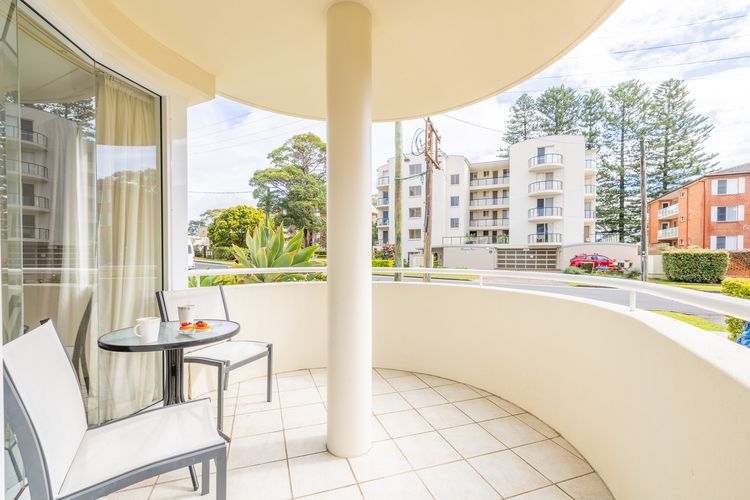 Seashells, 2/21-23 Magnus Street -Unit with Air con, complex lift and pool, close to town