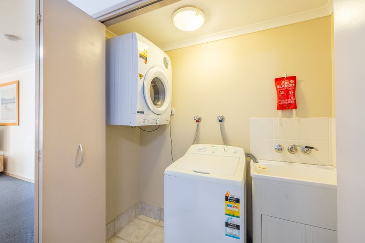 Seashells, 2/21-23 Magnus Street -Unit with Air con, complex lift and pool, close to town