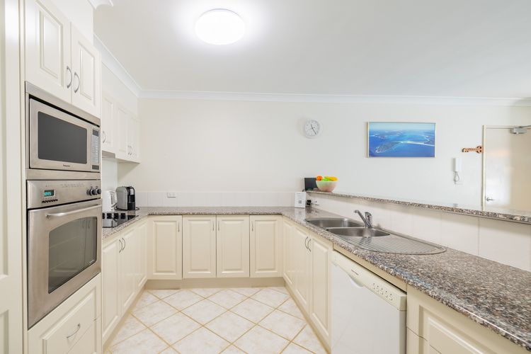 Seashells, 2/21-23 Magnus Street -Unit with Air con, complex lift and pool, close to town