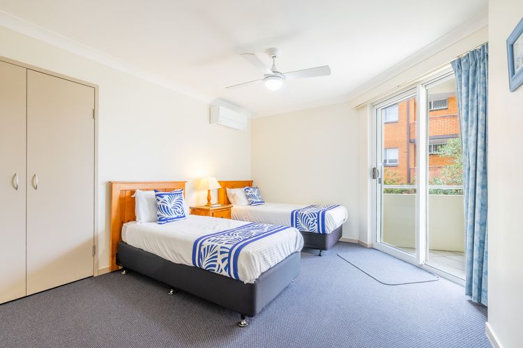 Seashells, 2/21-23 Magnus Street -Unit with Air con, complex lift and pool, close to town