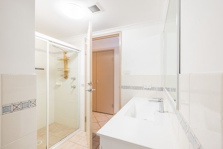 Seashells, 2/21-23 Magnus Street -Unit with Air con, complex lift and pool, close to town