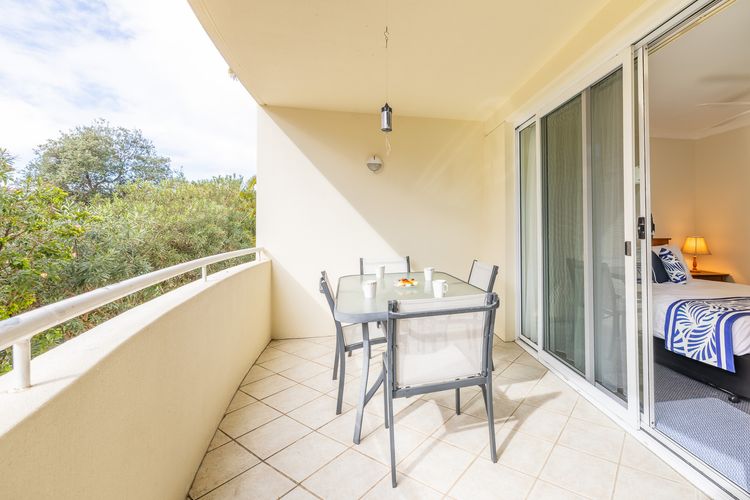 Seashells, 2/21-23 Magnus Street -Unit with Air con, complex lift and pool, close to town