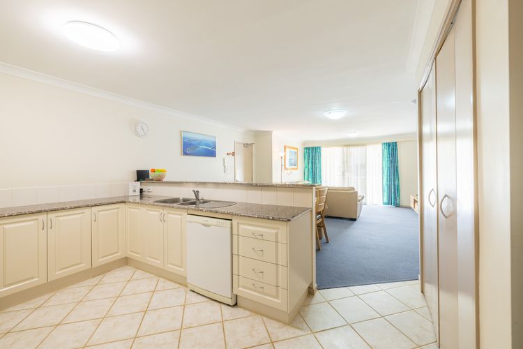 Seashells, 2/21-23 Magnus Street -Unit with Air con, complex lift and pool, close to town
