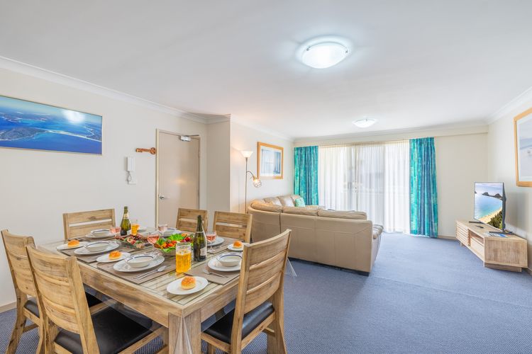 Seashells, 2/21-23 Magnus Street -Unit with Air con, complex lift and pool, close to town