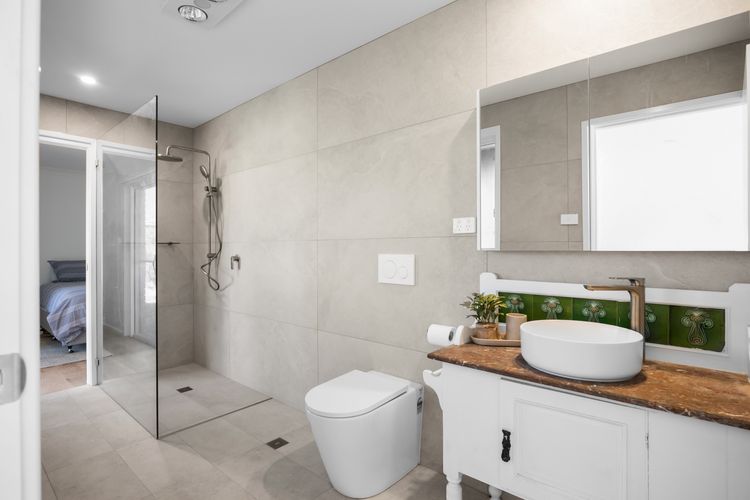 Ensuite downstairs 