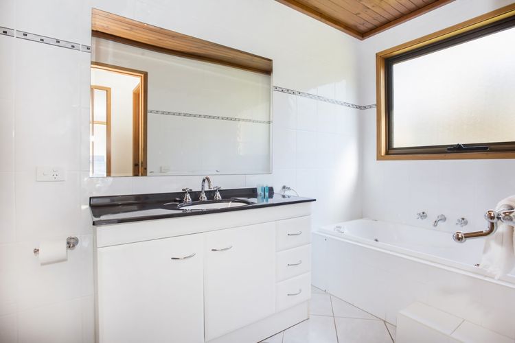 Main bathroom 