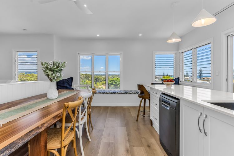 High Tide 4BR 3 level house w/ Ocean views & Pool