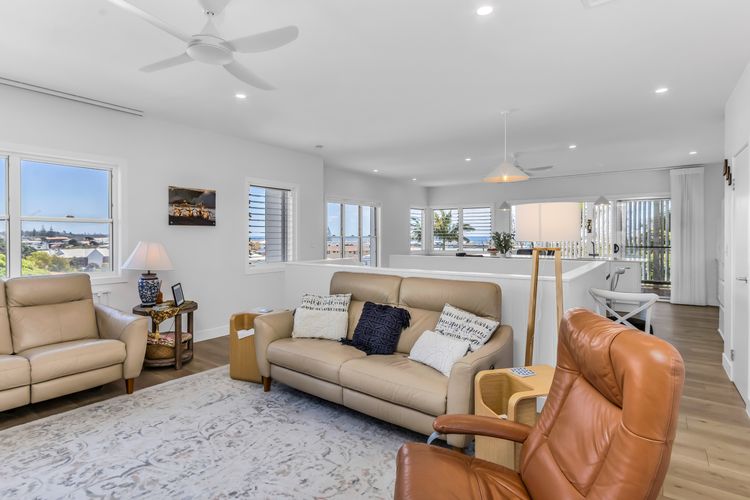 High Tide 4BR 3 level house w/ Ocean views & Pool